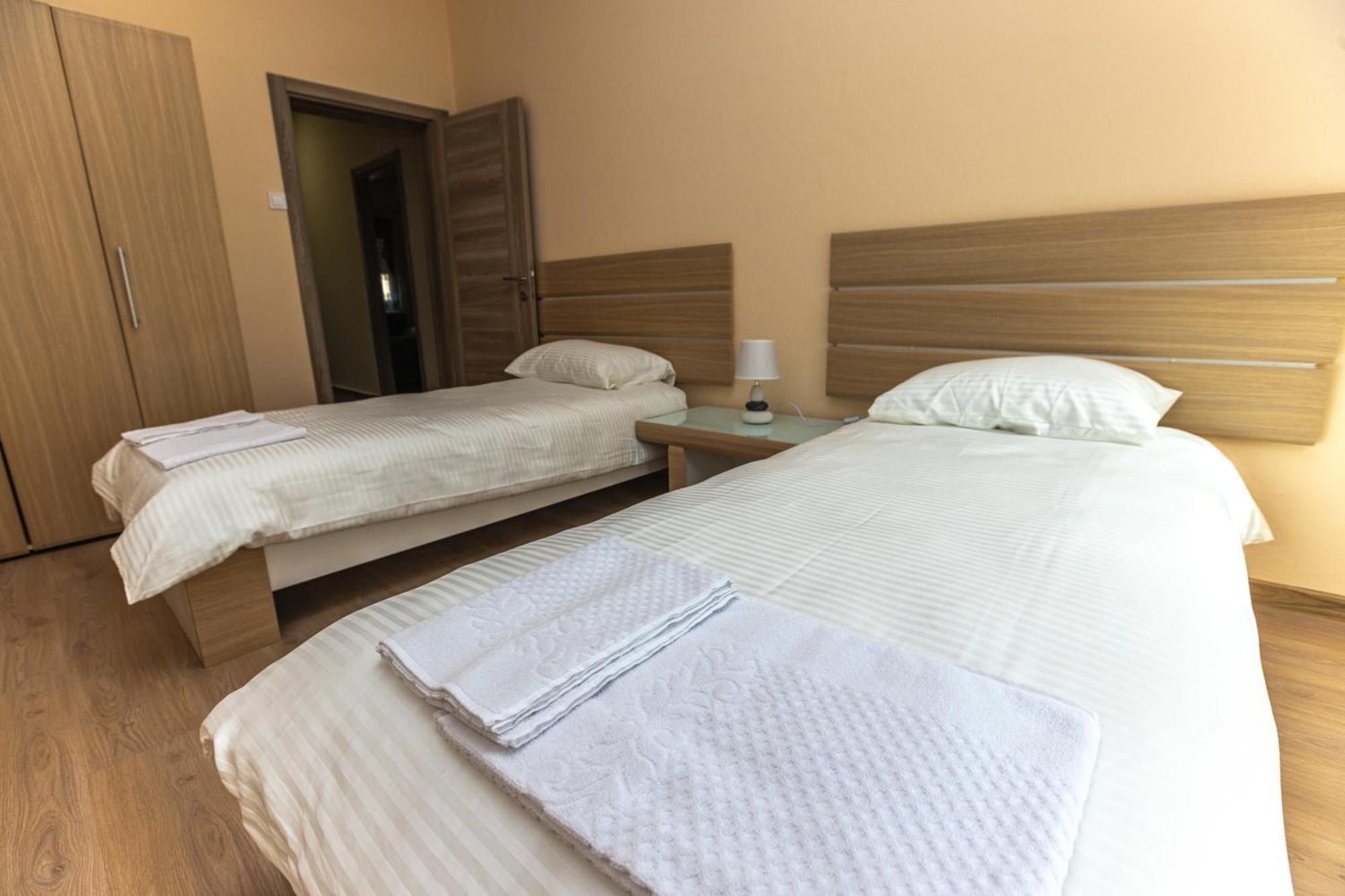 Apartmani Bulevar Cetinje Ngoại thất bức ảnh