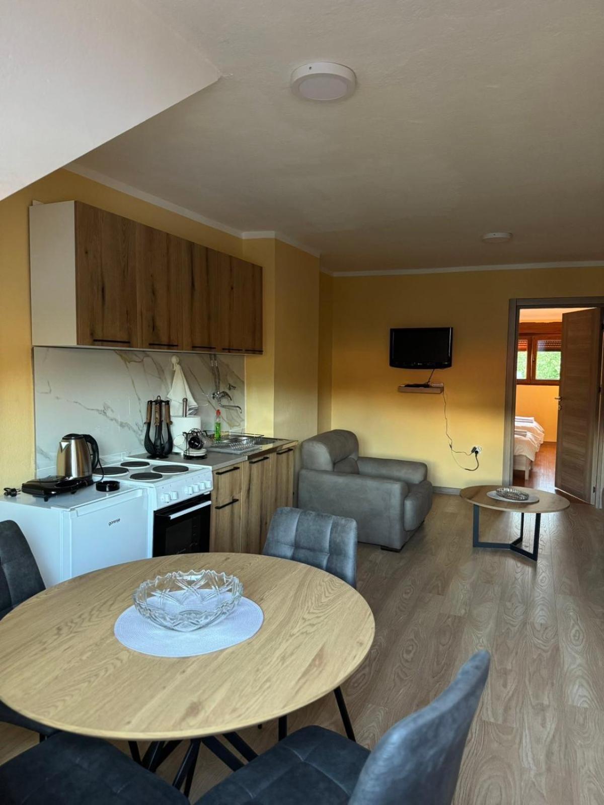 Apartmani Bulevar Cetinje Ngoại thất bức ảnh